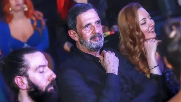 Λεωνίδας Κακούρης: Σε σπάνια νυχτερινή έξοδο με συμπρωταγωνιστές από το «Μαύρο Ρόδο»