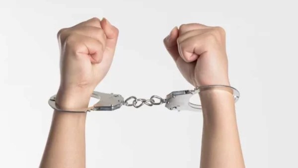 Σκάνδαλο ''φωτιά'' με πασίγνωστο Έλληνα παρουσιαστή - Δεσμεύτηκε η περιουσία του για ξέπλυμα χρήματος