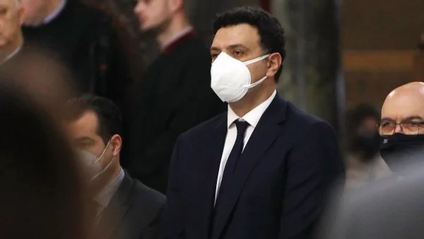 Με φόρμες και δίπλα απ' την θάλασσα - Η εξόρμηση του Βασίλη Κικίλια με την οικογένεια του