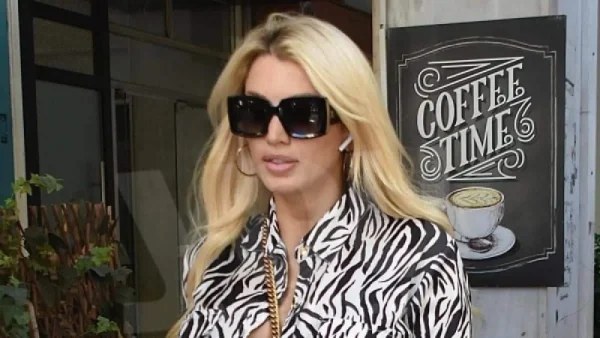 Πόζαρε σε ολόσωμο καθρέφτη με κολλητά ρούχα - Η απίστευτη αλλαγή στο σώμα της Σπυροπούλου μετά τη γέννα της