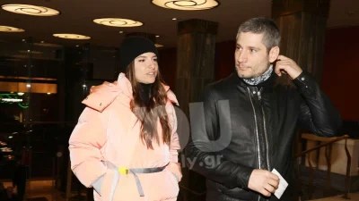 Άφησαν για λίγο το γιο τους - Σπάνια βραδινή έξοδος της Εριέτας Κούρκουλου στο πλευρό του συζύγου της