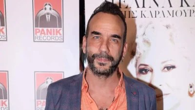 Με φόρμες και τα γυαλιά μυωπίας του λίγες ώρες πριν το Live - Φωτογραφίες με τον Πάνο Μουζουράκη στον πλατό του The Voice