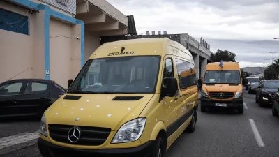 Βούλα: Τροχαίο ατύχημα με σχολικό λεωφορείο
