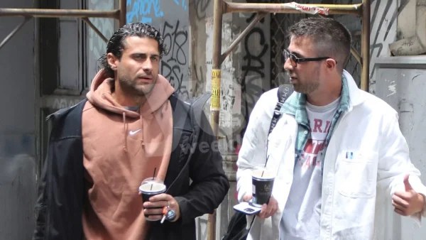 Μιλάει σε ένα χάρτινο ομοίωμά του - Το βίντεο του Fipster για τον Κωνσταντίνο Βασάλο που κάνει τον γύρο του διαδικτύου