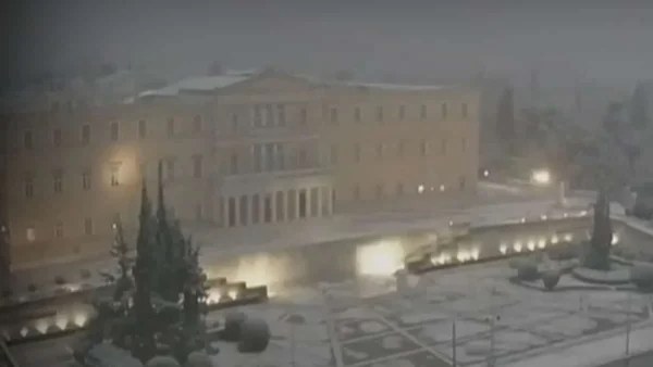 Στα λευκά η Βουλή - Μαγευτικές εικόνες από το χιονισμένο Σύνταγμα