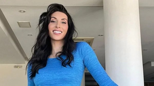 Μπροστά σε ολόσωμο καθρέφτη στο γυμναστήριο - Το σώμα της Ζωής Δημητράκου μετά τη γέννα του 2ου παιδιού της