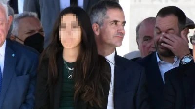 25η Μαρτίου: Καθόταν στα πόδια του μπαμπά της και παρακολουθούσε - Στην μαθητική παρέλαση με την κόρη του ο Κώστας Μπακογιάννης