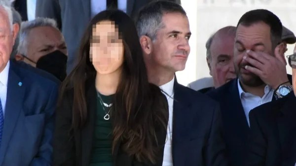 25η Μαρτίου: Καθόταν στα πόδια του μπαμπά της και παρακολουθούσε - Στην μαθητική παρέλαση με την κόρη του ο Κώστας Μπακογιάννης