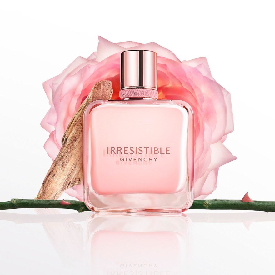 Το ολοκαίνουργιο EdP Irresistible Rose Velvet είναι λουλουδένιο και αισθησιακό!