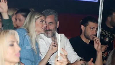 Μόνος του σε ένα στάδιο γεμάτο κόσμο - Η πρώτη δημόσια εμφάνιση του Γιώργου Μαυρίδη μετά τον χωρισμό με την Κρίστη Καθαργιά