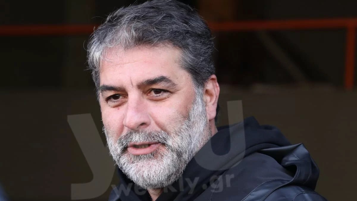 Καραφλός και με παραπάνω κιλά - Αγνώριστος σε νέα θεατρική παράσταση ο Βασίλης Μπισμπίκης