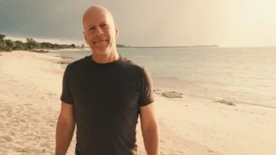 Παραπατούσε και έχανε τα βήματά του - Η πρώτη δημόσια εμφάνιση του Μπρους Γουίλις μετά τη διάγνωση του με άνοια