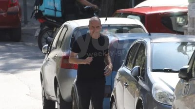 Πρώτα τον έβρισαν και μετά άρχισαν να τον χτυπούν - Κακέ καρέ το βίντεο από τον ξυλοδαρμό του Γιάνη Βαρουφάκη