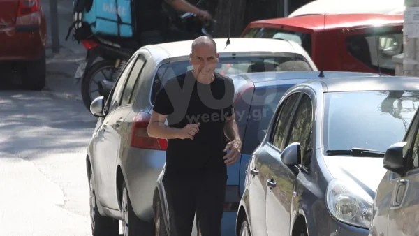 Πρώτα τον έβρισαν και μετά άρχισαν να τον χτυπούν - Κακέ καρέ το βίντεο από τον ξυλοδαρμό του Γιάνη Βαρουφάκη