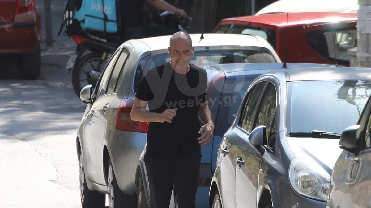 Πρώτα τον έβρισαν και μετά άρχισαν να τον χτυπούν - Κακέ καρέ το βίντεο από τον ξυλοδαρμό του Γιάνη Βαρουφάκη