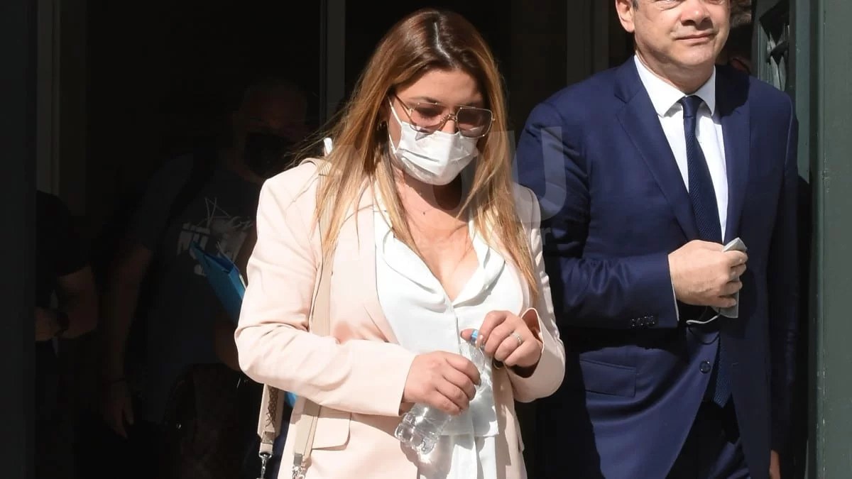 Έλενα Παπαρίζου: «Καλύτερα να τραγουδάς παρά...» - Θύελλα αντιδράσεων για την συνέντευξη της περί "άφυλων παιδιών"