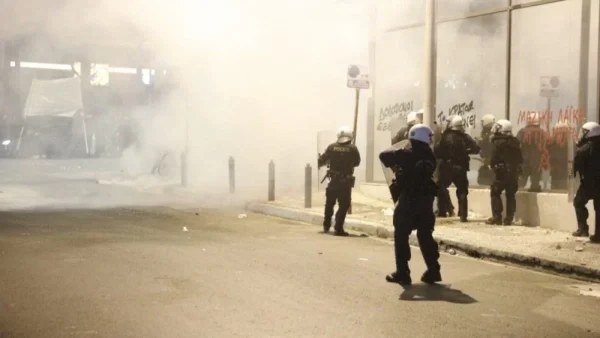 Τέμπη: Επεισόδια με χημικά έξω από τα γραφεία της Hellenic Train