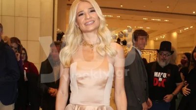 Με ολόχρυσο μακρύ φόρεμα στη «Βραδιά του Ευχαριστώ» του Make A Wish - Τράβηξε όλα τα βλέμματα η Φαίη Σκορδά