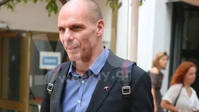 Με αίματα και πανάκι στην μύτη - Η πρώτη φωτογραφία του Γιάνη Βαρουφάκη λίγα λεπτά μετά τον ξυλοδαρμό του