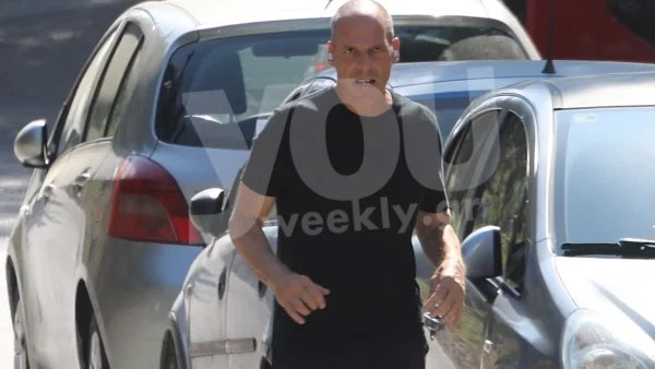Συνελήφθη 17χρονος για τον ξυλοδαρμό του Γιάνη Βαρουφάκη στα Εξάρχεια