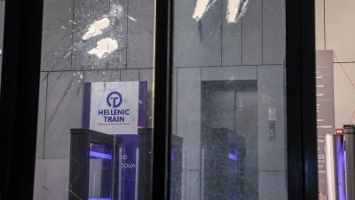 Τέμπη: Επίθεση με πέτρες στα γραφεία της Hellenic Train