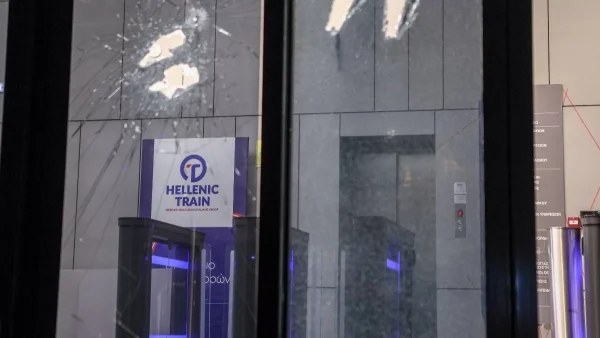 Τέμπη: Επίθεση με πέτρες στα γραφεία της Hellenic Train