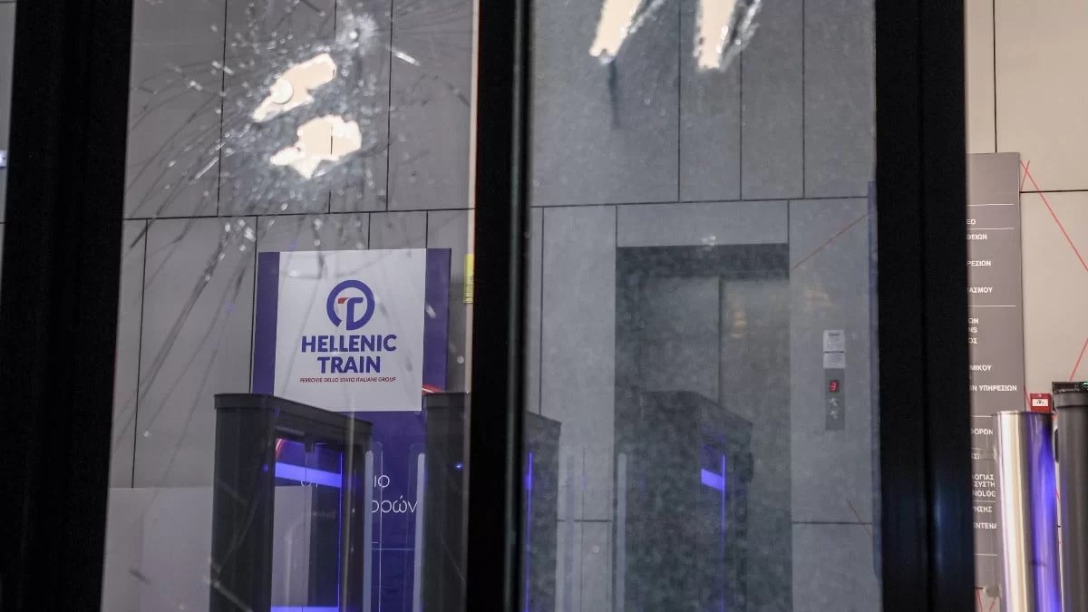 Τέμπη: Επίθεση με πέτρες στα γραφεία της Hellenic Train