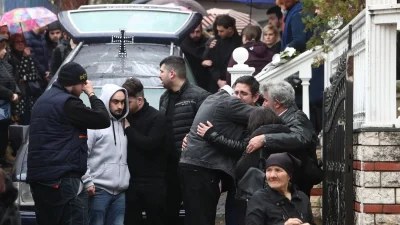 Τραγωδία Τέμπη: Ασύλληπτος θρήνος στην κηδεία της 23χρονης Ιφιγένειας - «Ο αρραβωνιαστικός της...»