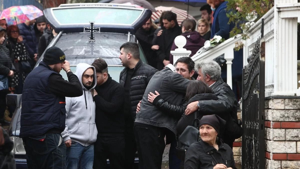 Τραγωδία Τέμπη: Ασύλληπτος θρήνος στην κηδεία της 23χρονης Ιφιγένειας - «Ο αρραβωνιαστικός της...»