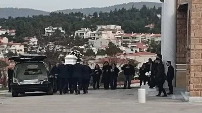Τέμπη: Την κήδεψε ο παππάς που την βάφτισε - Θρήνος στην κηδεία της 23χρονης Φρατζέσκας Μπέζα