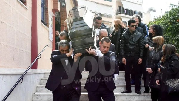 Σπαραγμός στο τελευταίο αντίο του Σταύρου Παντελίδη - Υποβασταζόμενη η γυναίκα του από το γιο και τη νύφη της