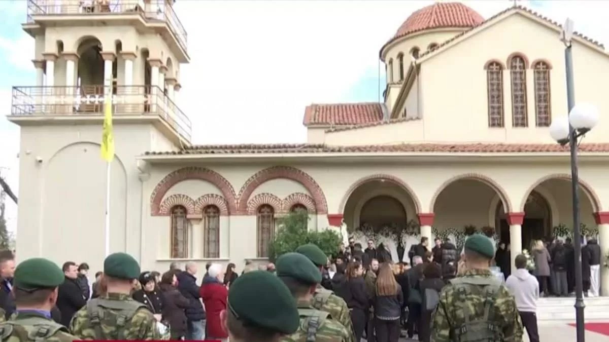 Το παρών έδωσε και ο Ελληνικός στρατός - Η σπαρακτική στιγμή που πέρασε το φέρετρο της Κλαούντιας από τα Τέμπη