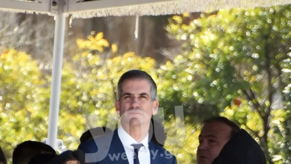 25η Μαρτίου: Στεκόταν αγέρωχος ο Μπακογιάννης - Με το γιο του ντυμένο τσολιά και την κόρη του στην παρέλαση