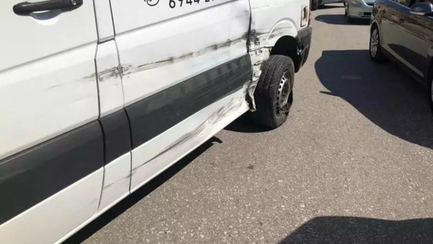 Το τρακαρισμένο βαν από το τροχαίο στο λαγονήσι