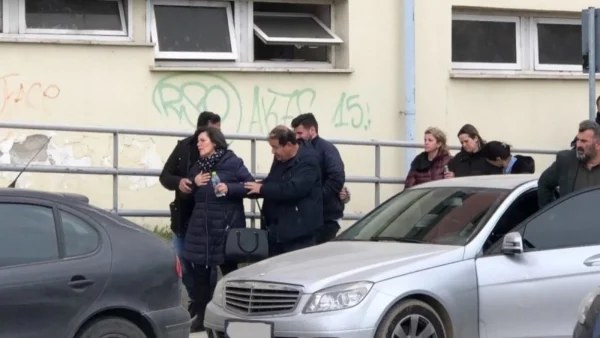 Τέμπη: «Πού είναι το κορίτσι μου;» - Το συγκλονιστικό βίντεο με τα ουρλιαχτά μητέρας έξω από το νοσοκομείο της Λάρισας