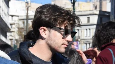 Minimal με φυτά σε κάθε γωνία του σπιτιού - Το αξιοζήλευτο σαλόνι του Μιχαήλ Ταμπακάκη