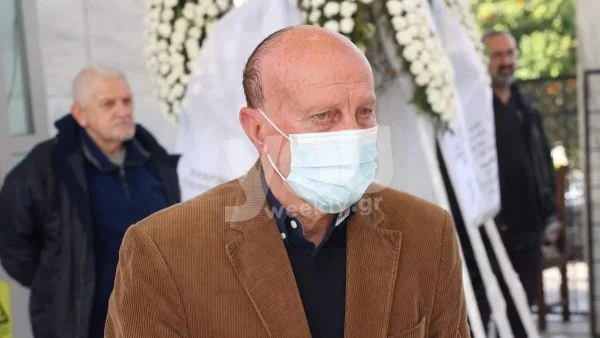 Μίμης Δομάζος: «Όταν φεύγουν τέτοιοι...» - Το σπαρακτικό "αντίο" στον Μίμη Παπαϊωάννου