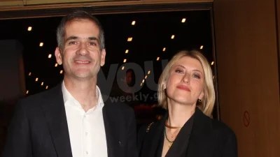 Γύριζαν να τους κοιτάξουν όλοι - Ο Κώστας Μπακογιάννης και η Σία Κοσιώνη σε σπάνια βραδινή τους έξοδο