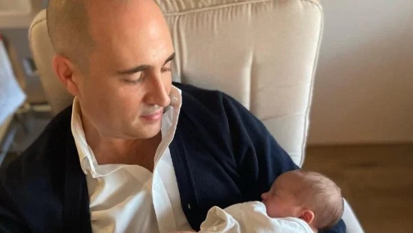 Έχει μεγαλώσει πολύ! Είναι πλέον 5 μηνών - Η φωτογραφία με το πρόσωπο της κόρης του Κωνσταντίνου Μπογδάνου