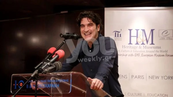 Δεν μοιάζουν και πολύ: Πανύψηλος με γαλάζια μάτια - Αυτός είναι ο μπαμπάς του Χριστόφορου Παπακαλιάτη