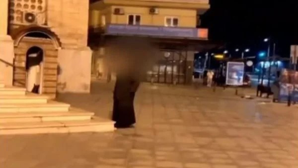 «Πήραν έναν άστεγο και τον έντυσαν ιερέα...» - "Σάλος" με το βίντεο ρασοφόρου που βρίζει έξω από την εκκλησία
