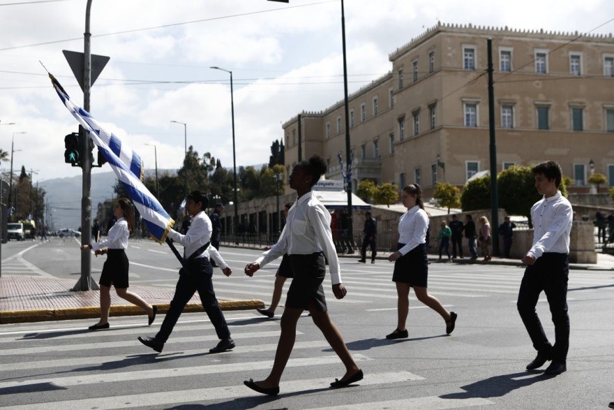 Μαθητική παρέλαση 24/3: Ρίγη συγκίνησης με την σημαιοφόρο, κι όχι μόνο, που φορούσε μπούρκα (Φωτογραφίες)
