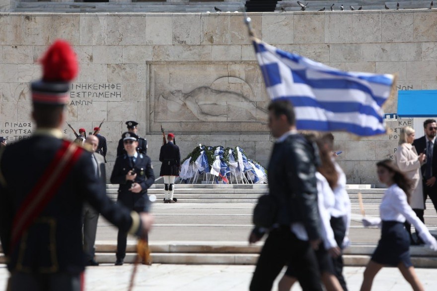 Μαθητική παρέλαση 24/3: Ρίγη συγκίνησης με την σημαιοφόρο, κι όχι μόνο, που φορούσε μπούρκα (Φωτογραφίες)