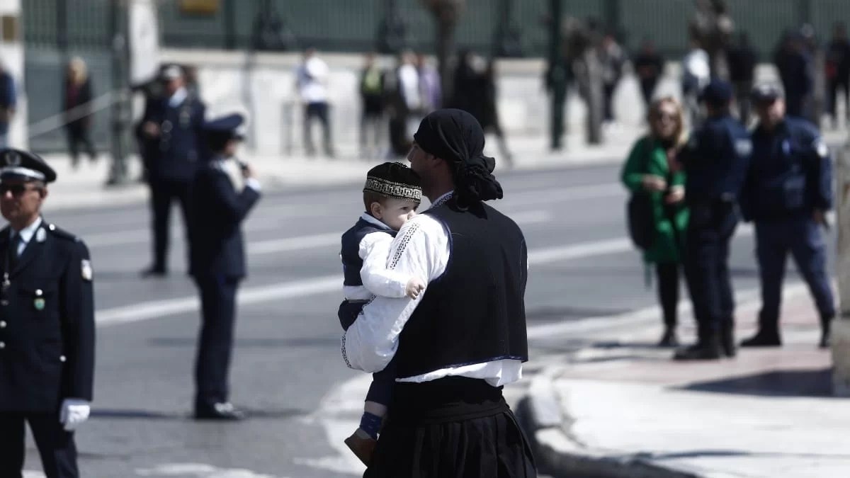 Μαθητική παρέλαση 24/3: Ρίγη συγκίνησης με την σημαιοφόρο, κι όχι μόνο, που φορούσε μπούρκα (Φωτογραφίες)