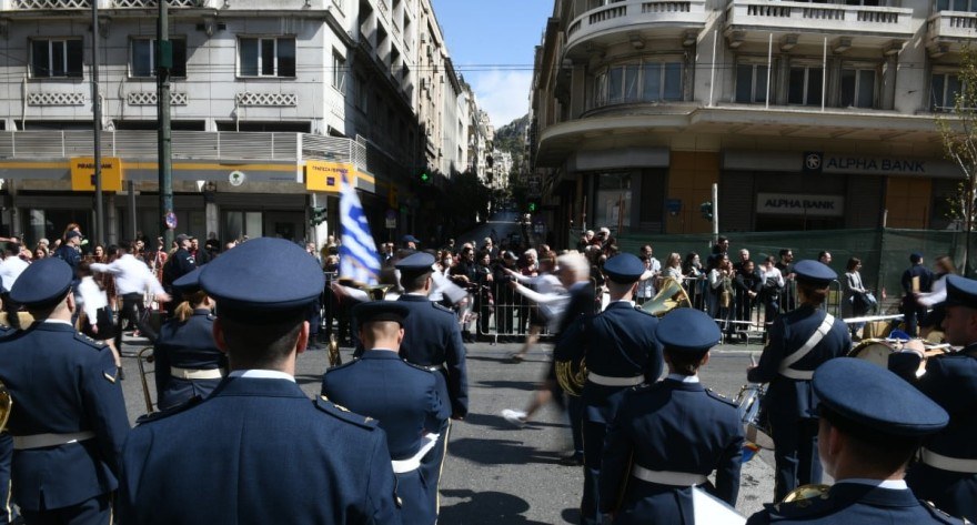 Μαθητική παρέλαση 24/3: Ρίγη συγκίνησης με την σημαιοφόρο, κι όχι μόνο, που φορούσε μπούρκα (Φωτογραφίες)