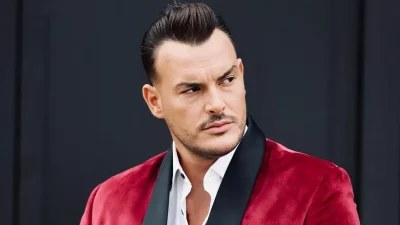 Στο ένα χέρι το βρέφος και στο άλλο η τούρτα γενεθλίων του - Πλημμυρισμένος από χαρά ο Σάκης Αρσενίου