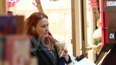 Με σκυφτό κεφάλι, άβαφη και ντυμένη στα μαύρα - Μόνη της στα μαγαζιά της Αθήνας η Σίσσυ Χρηστίδου