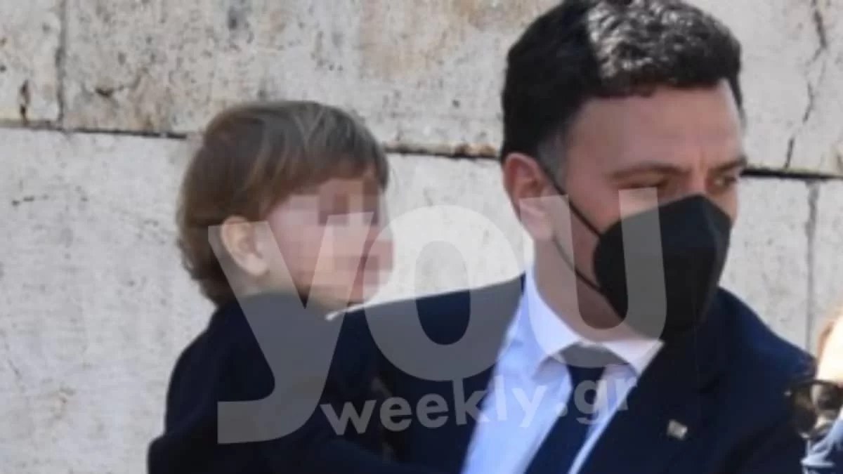 Με τον γιο του στους ώμους του - Στην παρέλαση της 25ης Μαρτίου στο Σύνταγμα ο Βασίλης Κικίλιας με τον μικρό Παναγιώτη