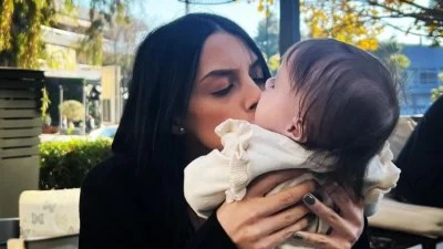 «Ερωτευμένη μάνα» - Δεκάδες αντιδράσεις με το φιλί στο στόμα της Άννας Μπεζάν με την μικρή της κόρη
