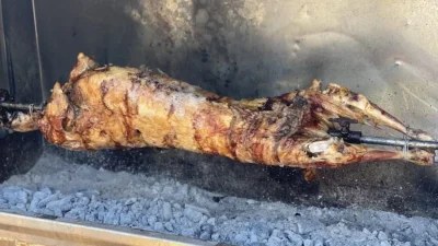 Γι' αυτό βγαίνει στεγνό και άνοστο: Τα λάθη που κάνουν οι περισσότεροι στο σούβλισμα του αρνιού